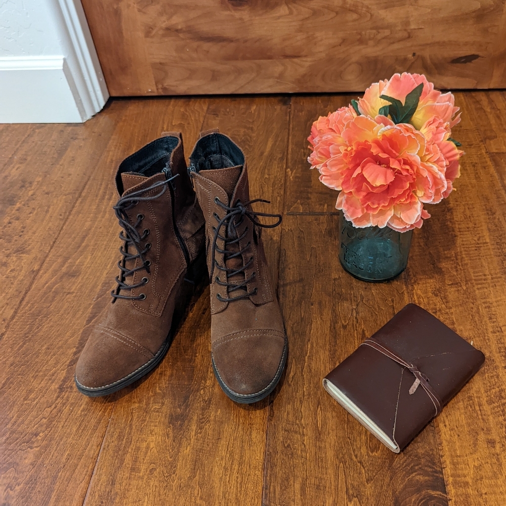 Taos Women's Laka Brown Suede Boot, Sz. 9-9.5, 40 European.